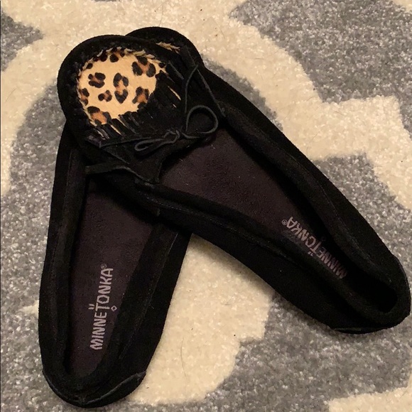 NWOB Lindsay Casual blk leopard Minnetonka Moc Sz7 - Picture 1 of 5